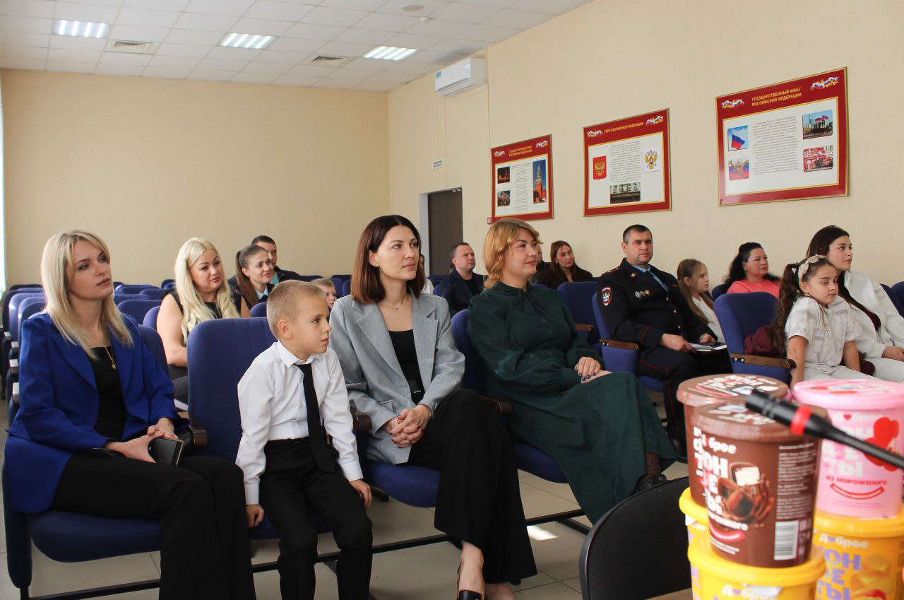 Наградили юных художников — победителей конкурса «Мои родители работают в полиции» Наградили юных художников — победителей конкурса «Мои родители работают в полиции»