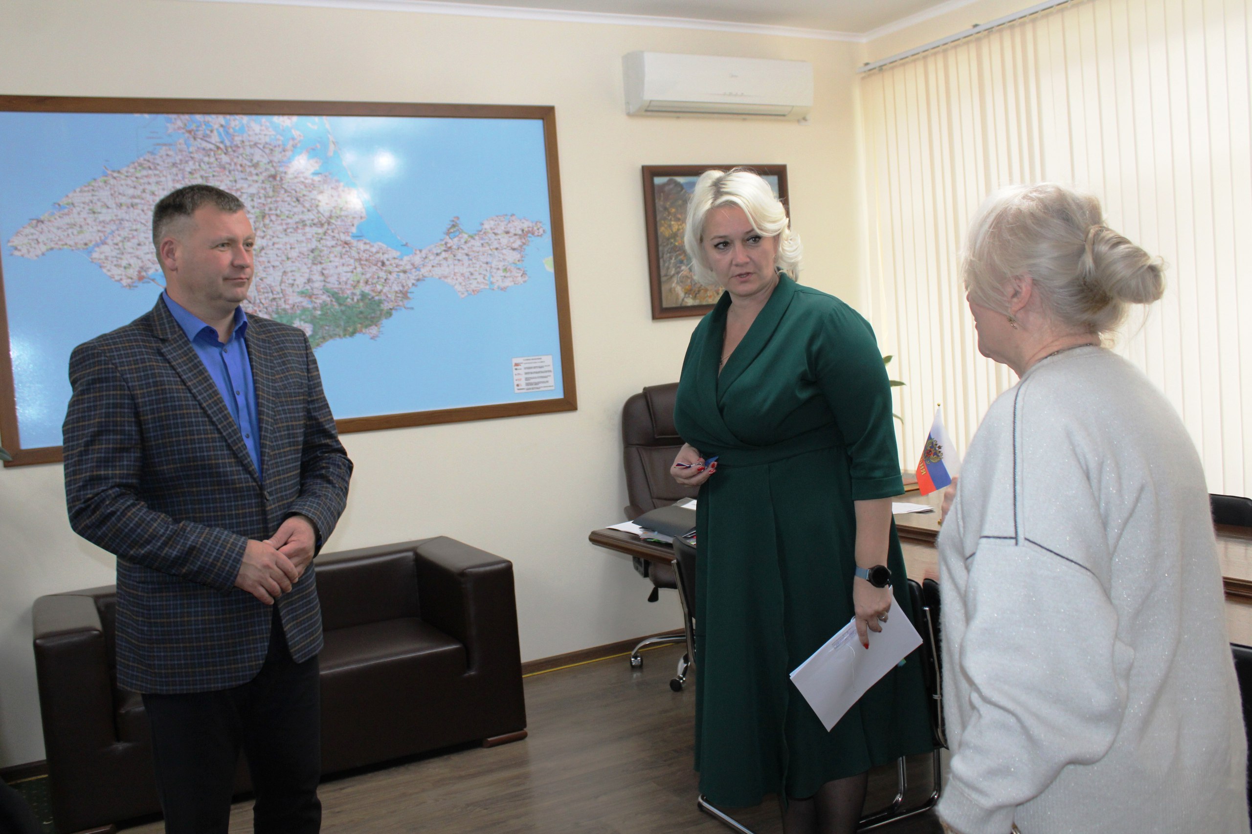 Игорь Крутьков: Роман Балогланов, еще один ребенок из числа сирот и детей, лишенных родительского попечения, получил ключи от квартиры, расположенной в поселке Багерово Игорь Крутьков: Роман Балогланов, еще один ребенок из числа сирот и детей, лишенных родительского попечения, получил ключи от квартиры, расположенной в поселке Багерово