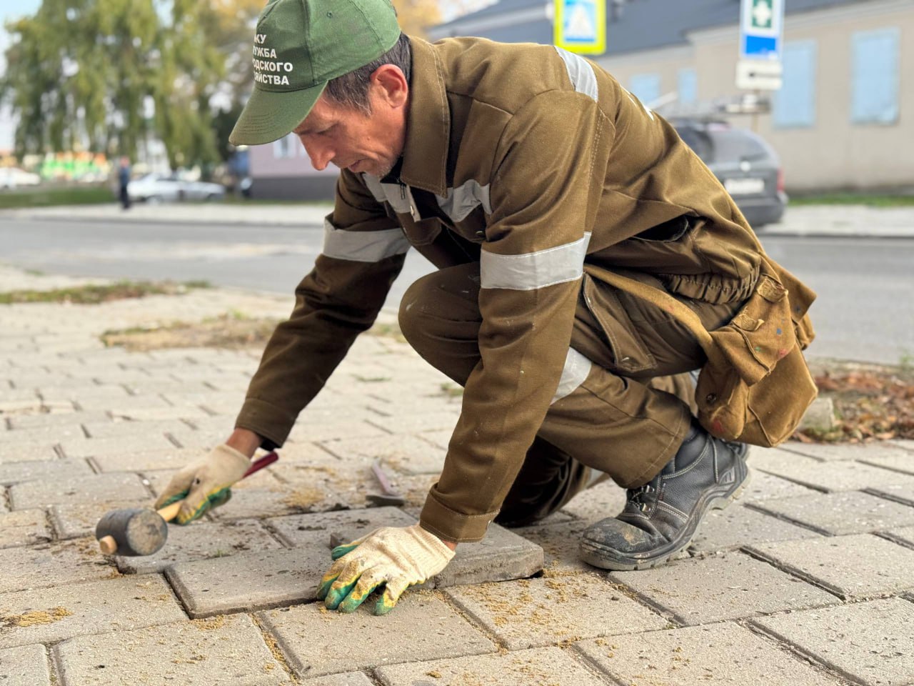 Олег Каторгин: Бригада Службы городского хозяйства восстанавливает плитку на тротуарах по улице Шлагбаумской Олег Каторгин: Бригада Службы городского хозяйства восстанавливает плитку на тротуарах по улице Шлагбаумской