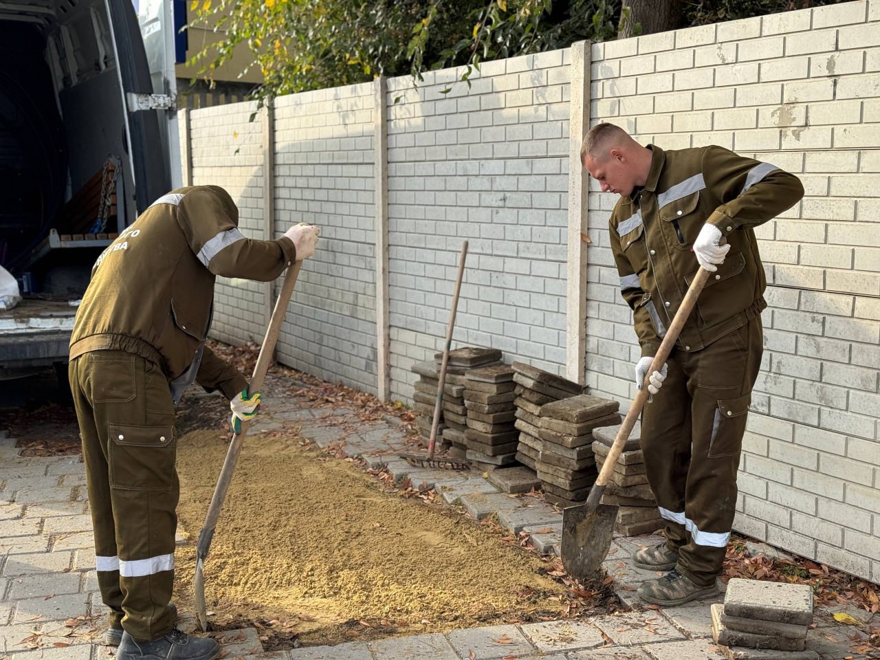 Олег Каторгин: Бригада Службы городского хозяйства восстанавливает плитку на тротуарах по улице Шлагбаумской Олег Каторгин: Бригада Службы городского хозяйства восстанавливает плитку на тротуарах по улице Шлагбаумской