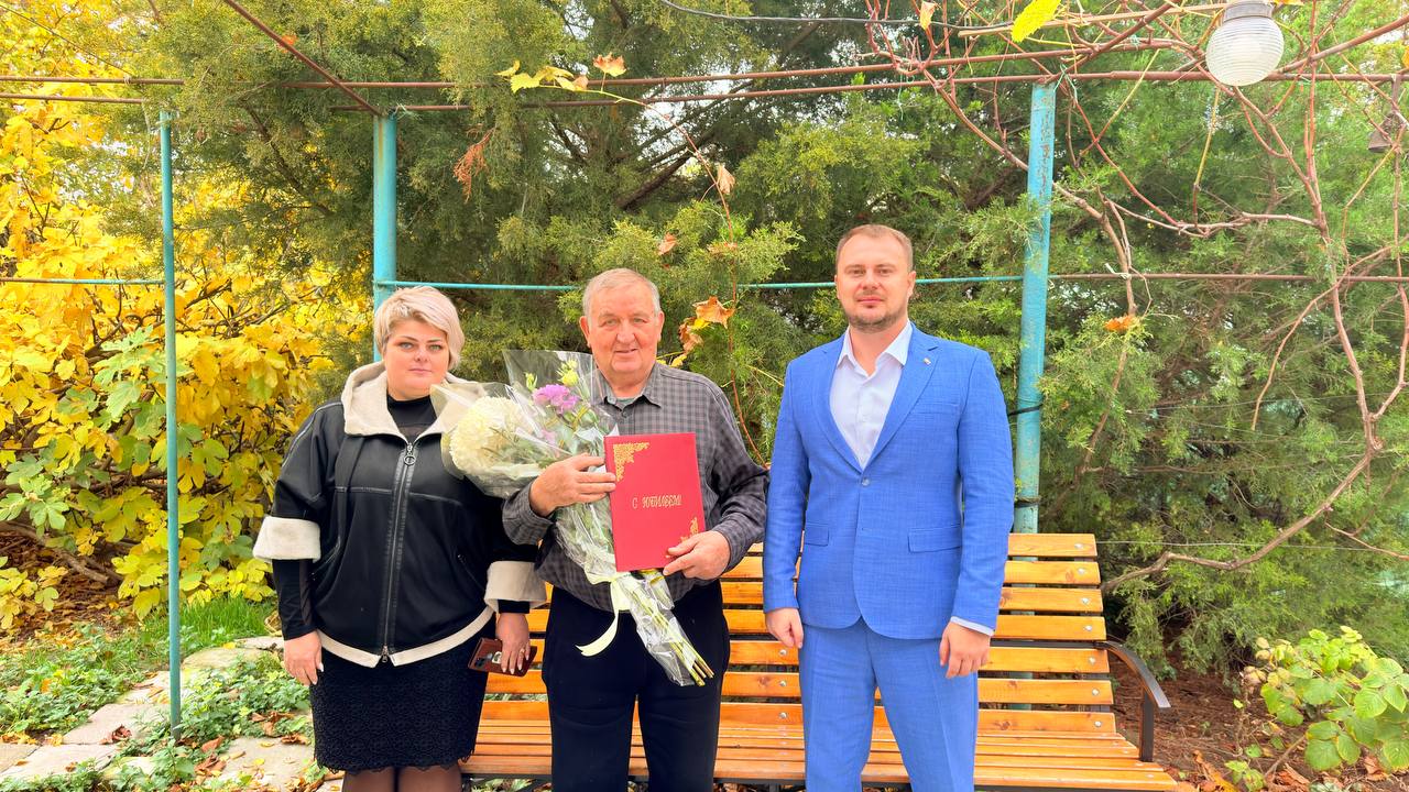 Антон Кравец: Сегодня совместно с председателем Уваровского сельского поселения Викторией Звязка поздравили 80-летнего юбиляра Попова Анатолия Федоровича
