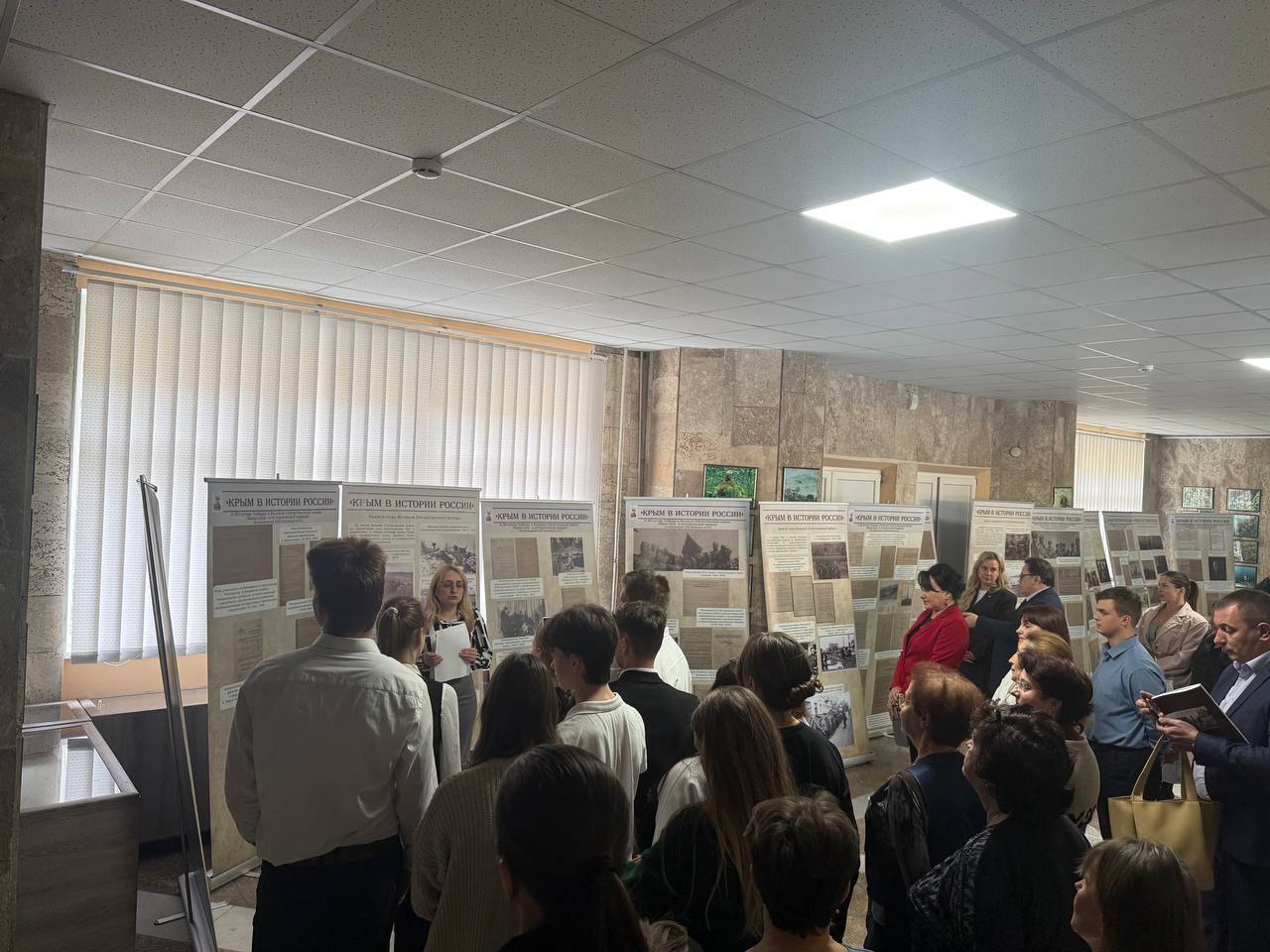 Жители Судака знакомятся с документальным наследием Крыма Жители Судака знакомятся с документальным наследием Крыма