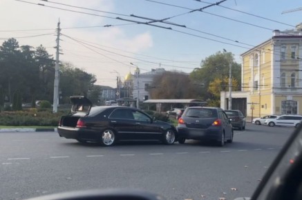 В Симферополе на площади Советской столкнулись две легковушки