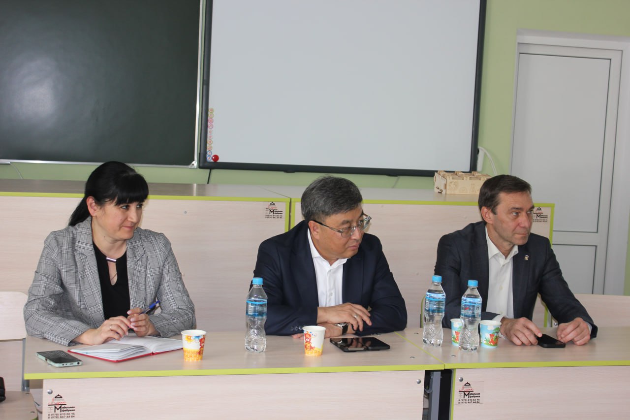 Владимир Ким: Встретился с коллективом школы поселка Коктебель Владимир Ким: Встретился с коллективом школы поселка Коктебель