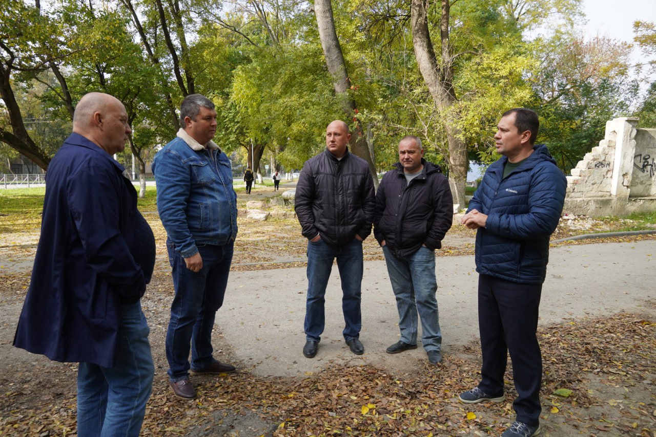 Олег Каторгин: Провел выездное совещание с представителями ГУП РК «Вода Крыма» и компании «Мастер-Юг» на ул. Энгельса, где ведется ремонт дороги