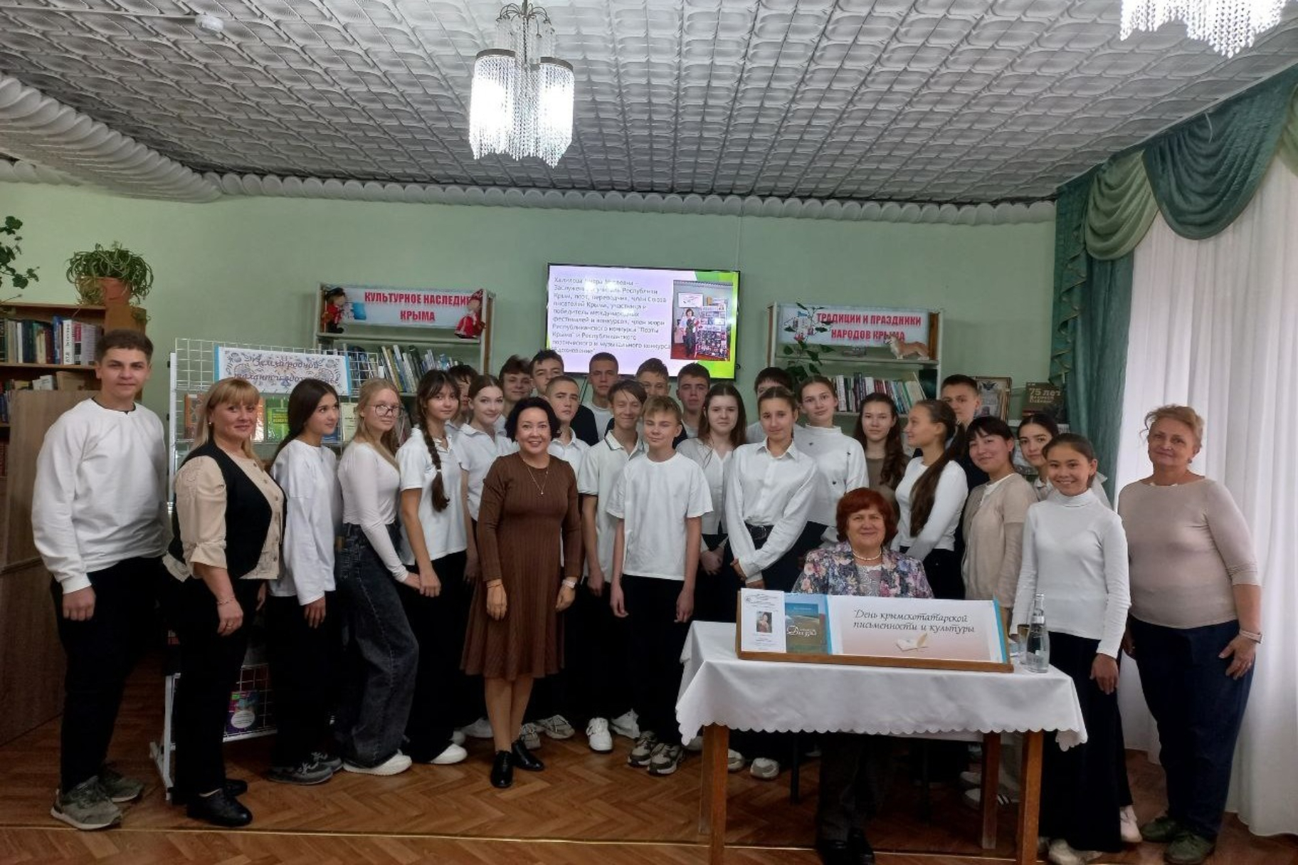 В отделе обслуживания Раздольненской центральной районной библиотеки им. А.И. Домбровского для читателей юношеской кафедры прошел час краеведческого чтения «В судьбе малой родины – наша судьба»