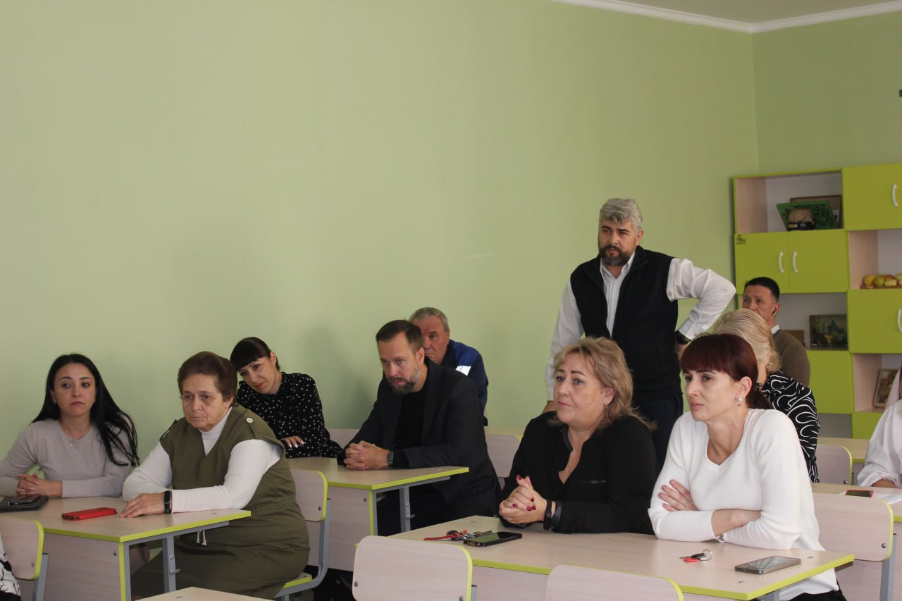 Владимир Ким: Встретился с коллективом школы поселка Коктебель Владимир Ким: Встретился с коллективом школы поселка Коктебель