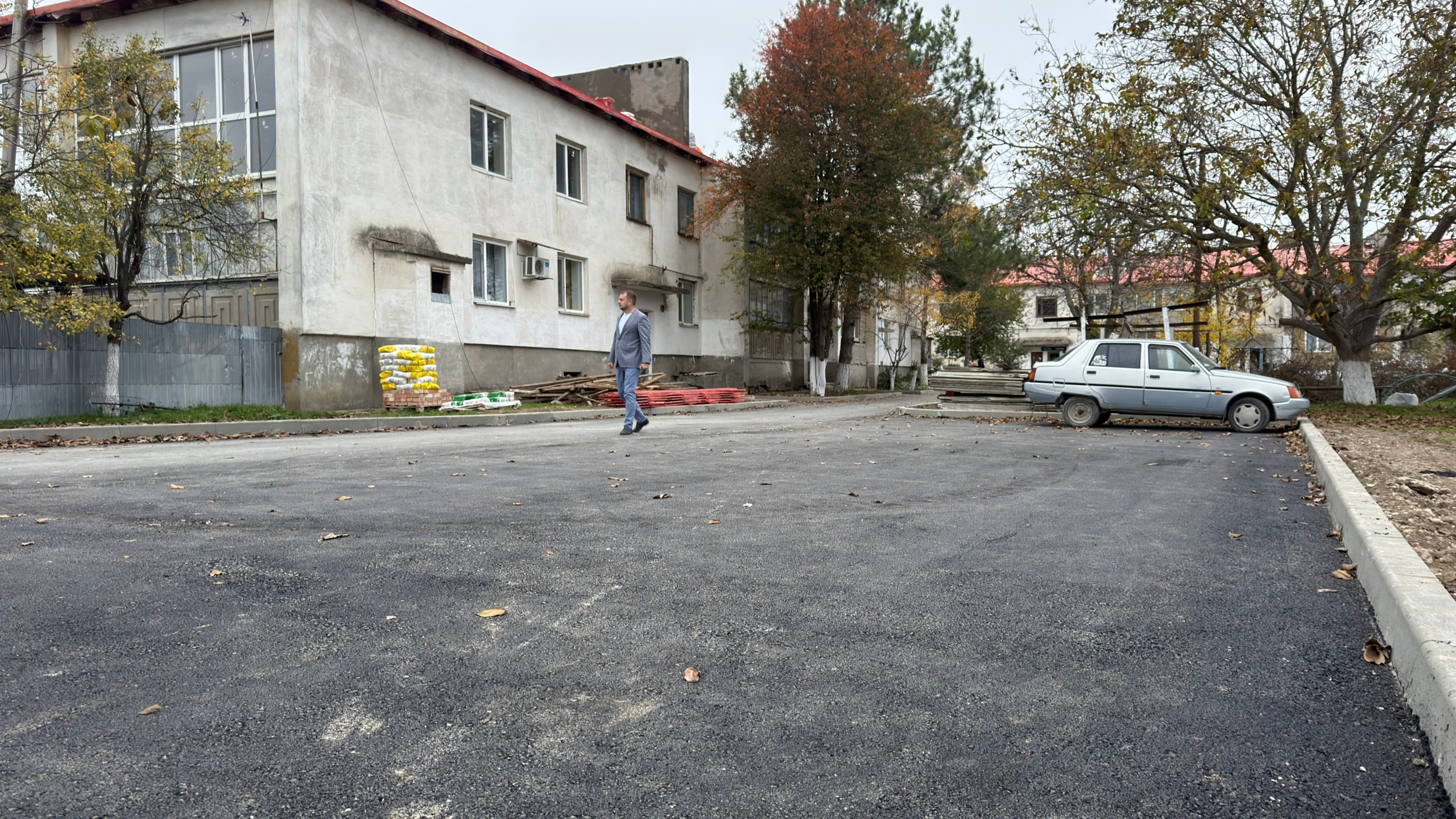 Глава администрации района Антон Кравец провел мониторинг хода работ на придомовой территории в с.Ивановка Глава администрации района Антон Кравец провел мониторинг хода работ на придомовой территории в с.Ивановка