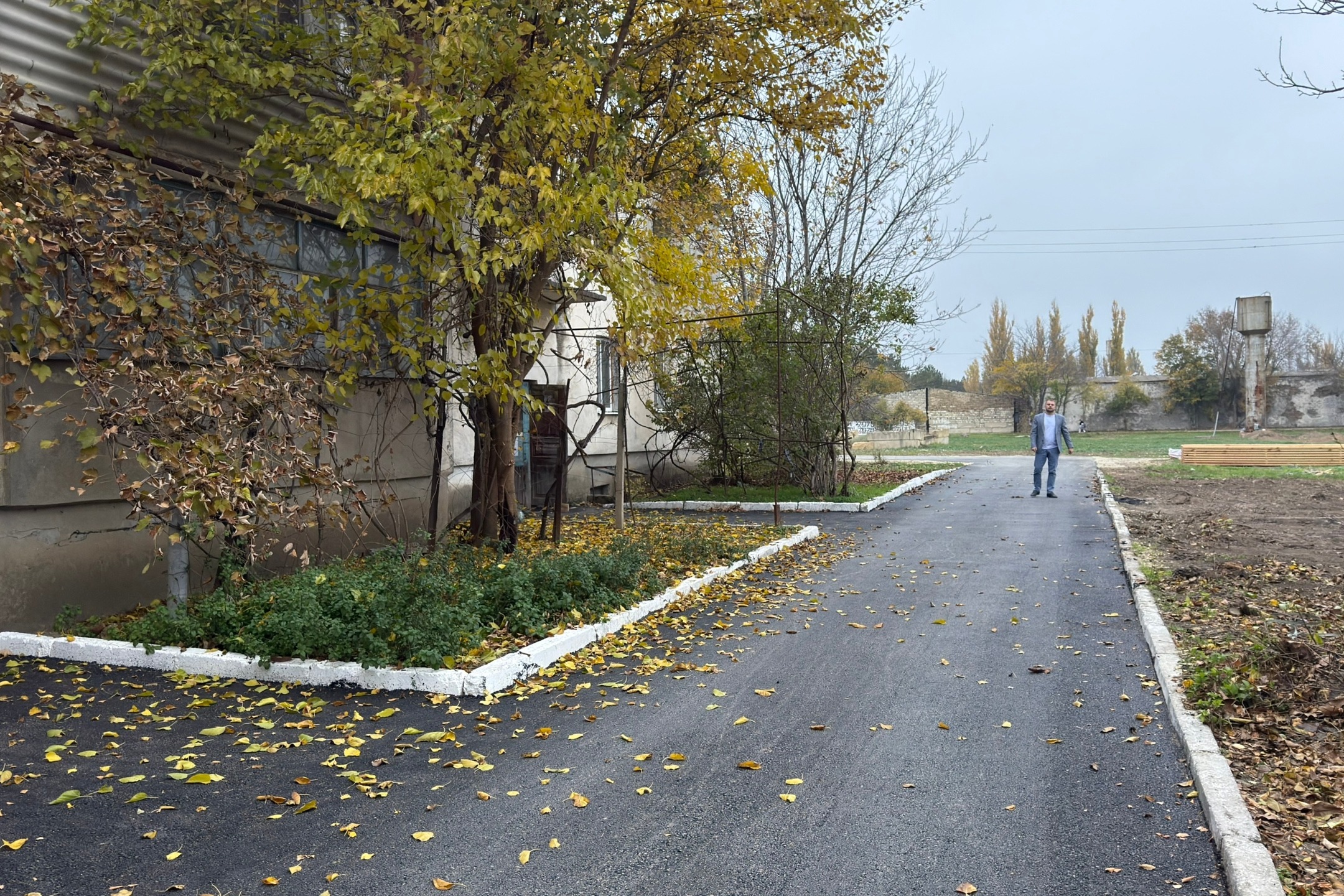 Глава администрации района Антон Кравец провел мониторинг хода работ на придомовой территории в с.Ивановка