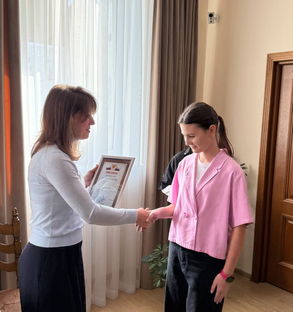 Ольга Шевцова наградила победителей регионального заочного конкурса «Крым в фокусе экообъектива» Ольга Шевцова наградила победителей регионального заочного конкурса «Крым в фокусе экообъектива»