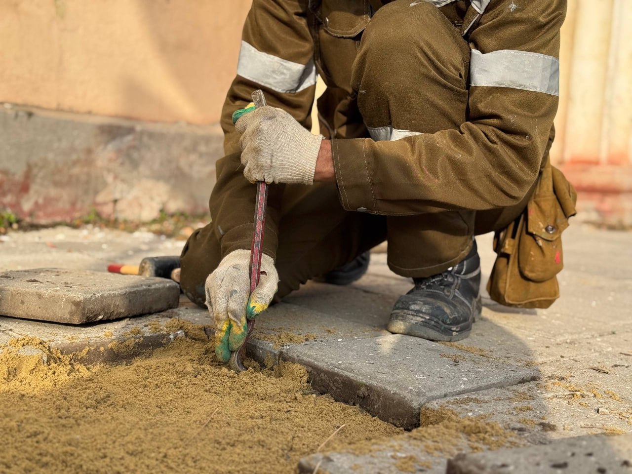 Олег Каторгин: Бригада Службы городского хозяйства восстанавливает плитку на тротуарах по улице Шлагбаумской Олег Каторгин: Бригада Службы городского хозяйства восстанавливает плитку на тротуарах по улице Шлагбаумской