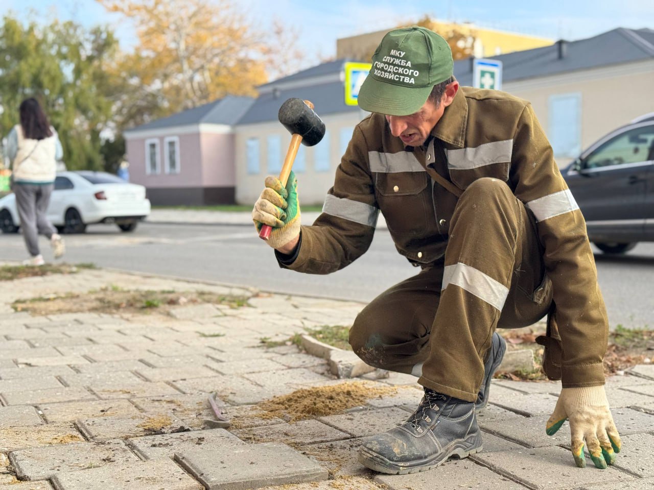 Олег Каторгин: Бригада Службы городского хозяйства восстанавливает плитку на тротуарах по улице Шлагбаумской Олег Каторгин: Бригада Службы городского хозяйства восстанавливает плитку на тротуарах по улице Шлагбаумской