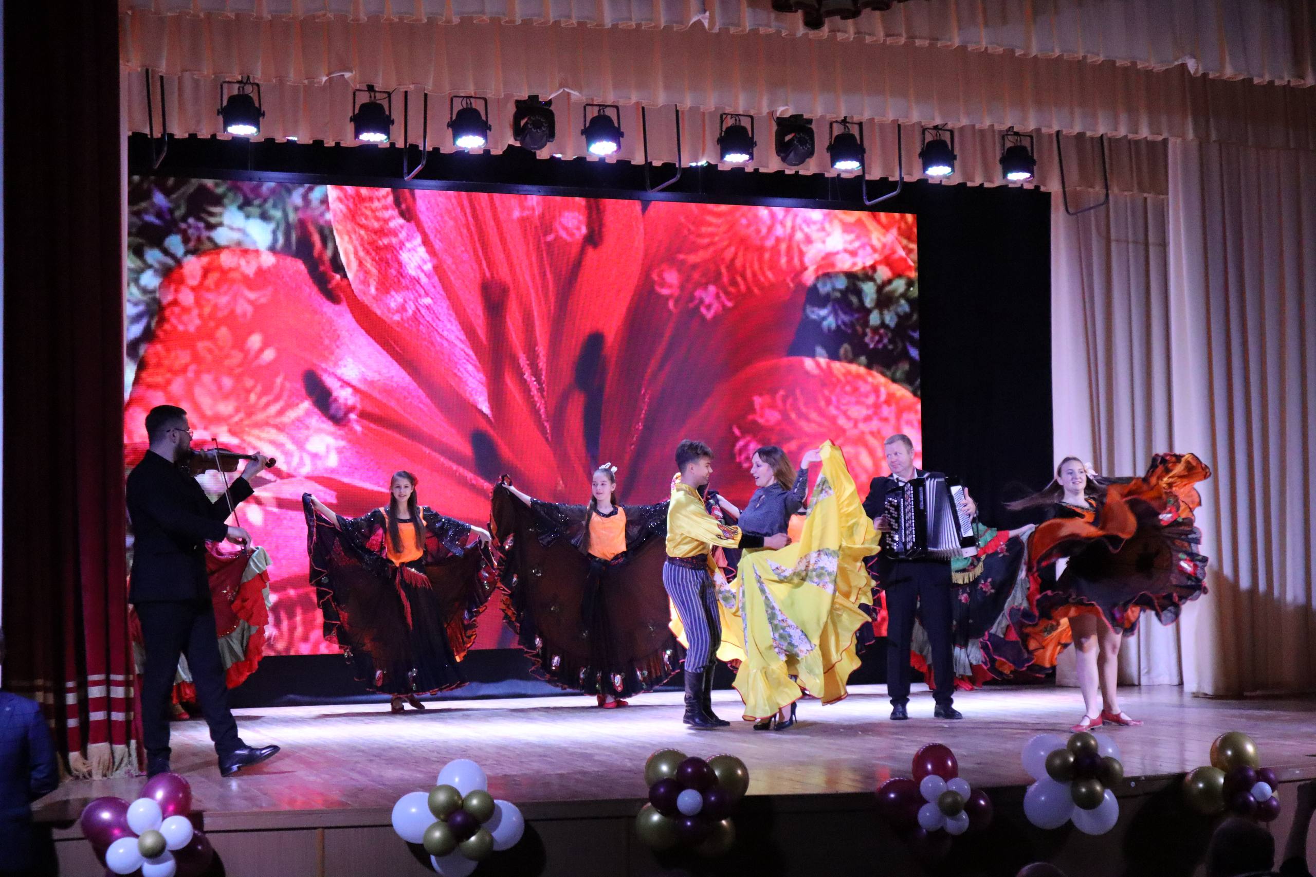 Дмитрий Чумаков: Белогорскому районному Дому культуры — 65 лет! Дмитрий Чумаков: Белогорскому районному Дому культуры — 65 лет!