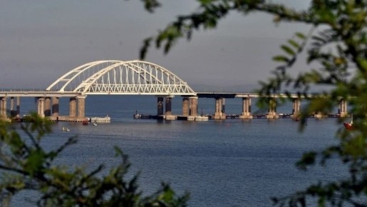 Двух водителей электромобилей оштрафовали за проезд по Крымском мосту