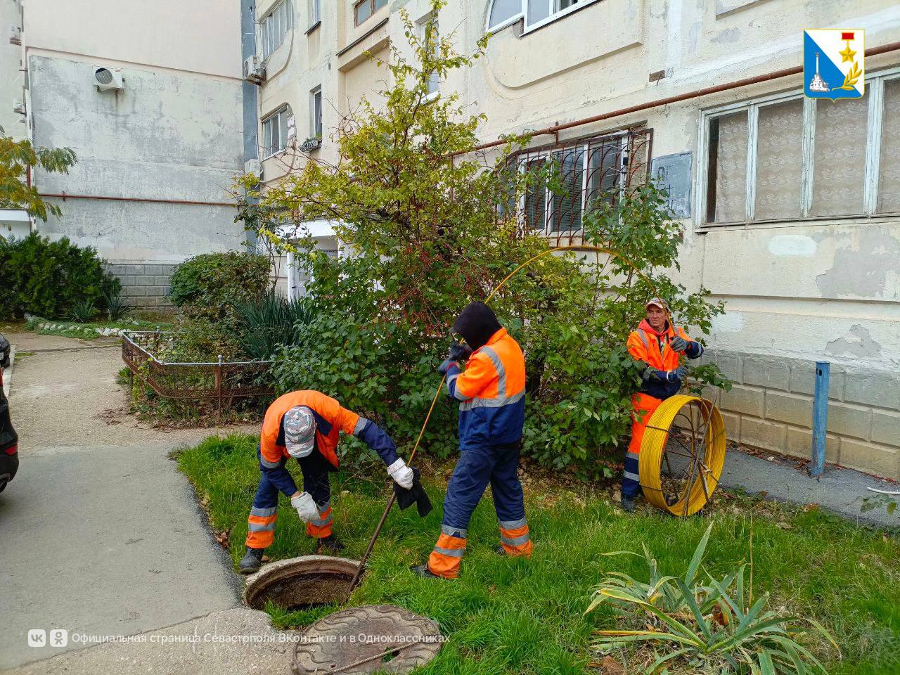 Сотрудники «Водоканала» работают на улицах города Сотрудники «Водоканала» работают на улицах города