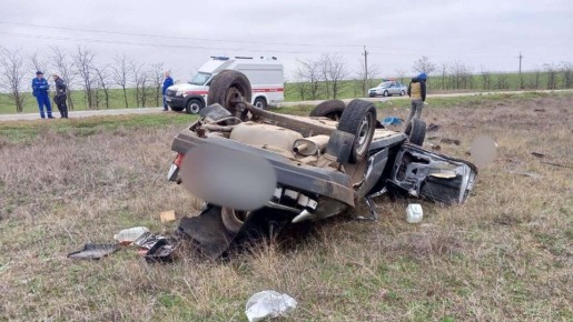 В Крыму авто слетело с дороги и перевернулось – водитель погиб