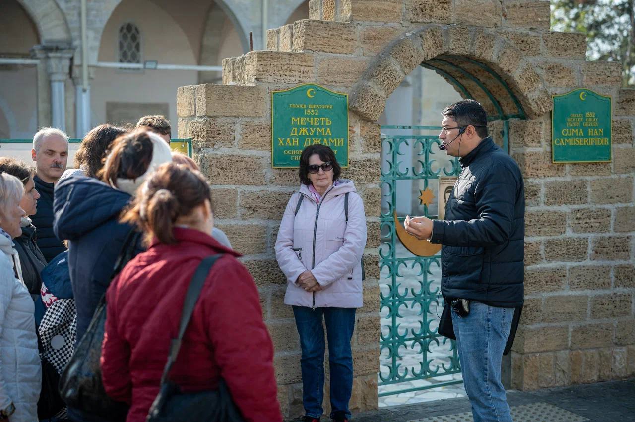 В Евпатории прошла первая экскурсия для людей с нарушениями зрения
