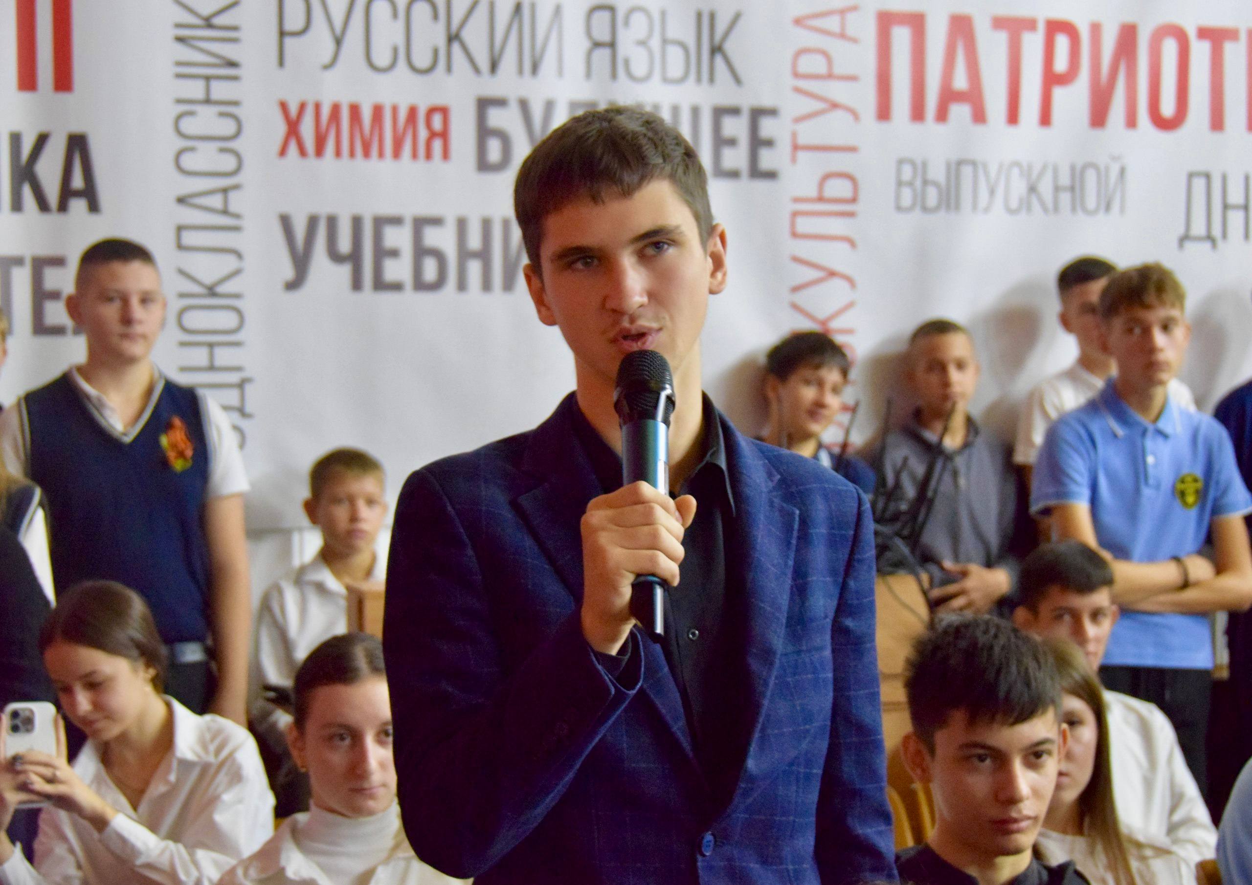 Герой Российской Федерации Антон Старостин встретился с учениками Александровской школы Герой Российской Федерации Антон Старостин встретился с учениками Александровской школы