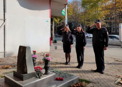 В Симферополе полицейские почтили память сослуживца, погибшего при исполнении служебного долга