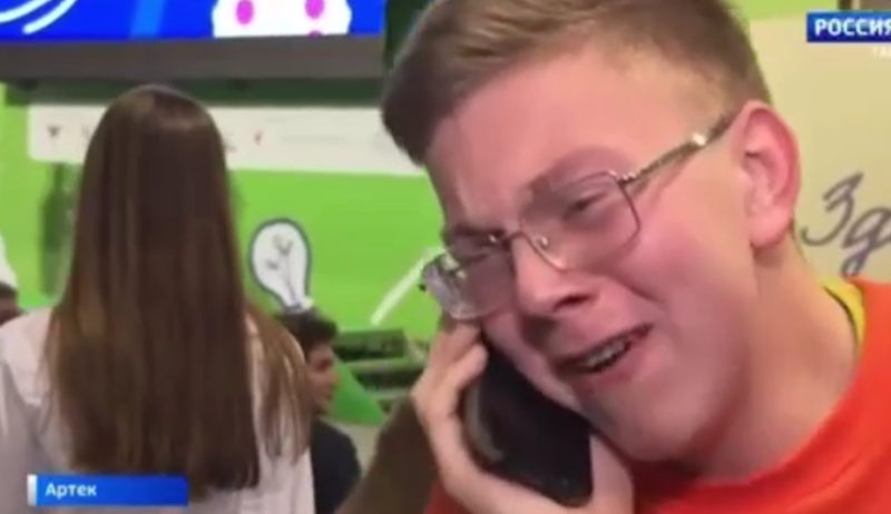 "Я столько пахал! Я выиграл!": Русский школьник зарыдал во время звонка маме. Кадры с Кириллом облетели всю Россию "Я столько пахал! Я выиграл!": Русский школьник зарыдал во время звонка маме. Кадры с Кириллом облетели всю Россию