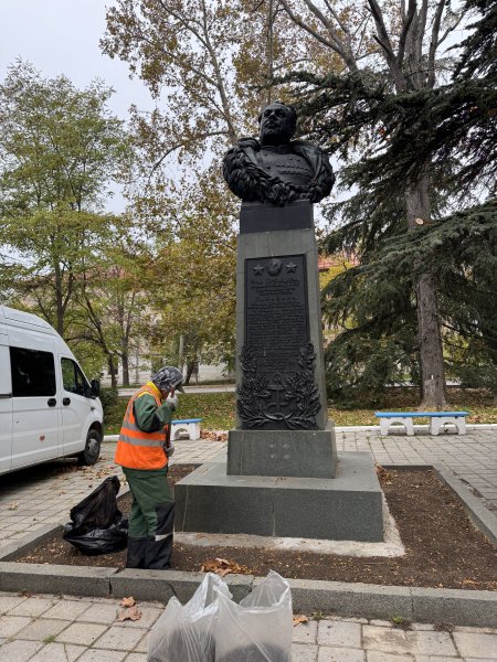 Специалисты «Парков и скверов» работают на зеленых территориях города Специалисты «Парков и скверов» работают на зеленых территориях города