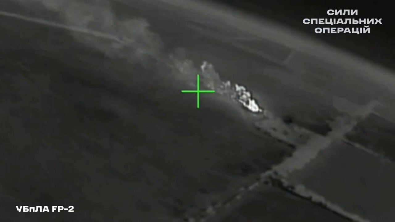Уничтожение пусковой установки ЗРС С-400 «Триумф» ударом украинского дрона-камикадзе FP-2, как заявляется, в районе села Уютное в Крыму Уничтожение пусковой установки ЗРС С-400 «Триумф» ударом украинского дрона-камикадзе FP-2, как заявляется, в районе села Уютное в Крыму