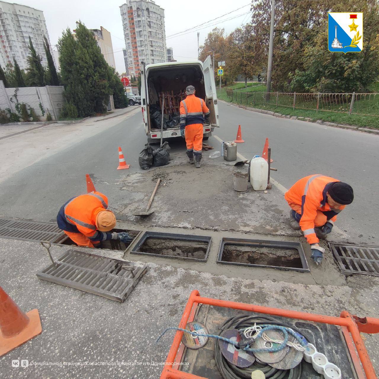 Сотрудники «Водоканала» работают на улицах города Сотрудники «Водоканала» работают на улицах города