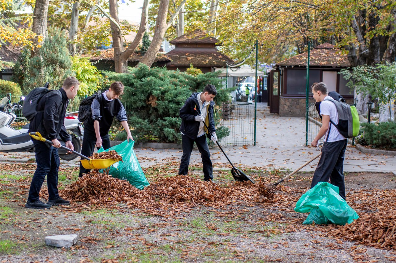 К общегородскому субботнику присоединились школьники К общегородскому субботнику присоединились школьники