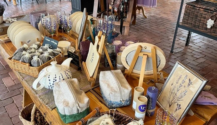 Прогулки с аудиогидом среди ароматов: что предлагает ферма Viva Lavanda в межсезонье Прогулки с аудиогидом среди ароматов: что предлагает ферма Viva Lavanda в межсезонье