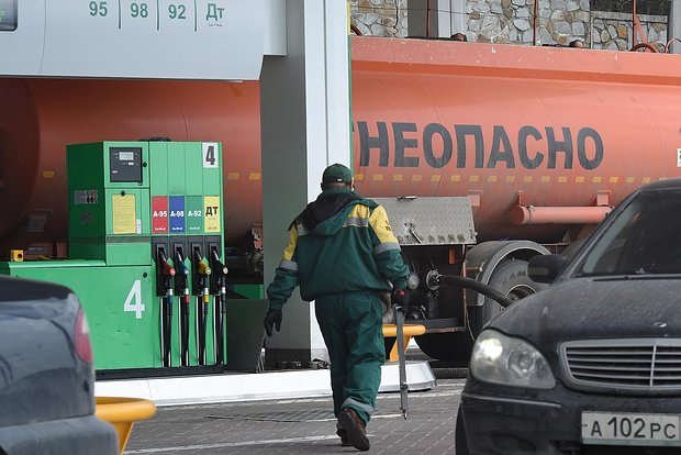 Константинов: Ситуация с бензином в Крыму — контролируемая