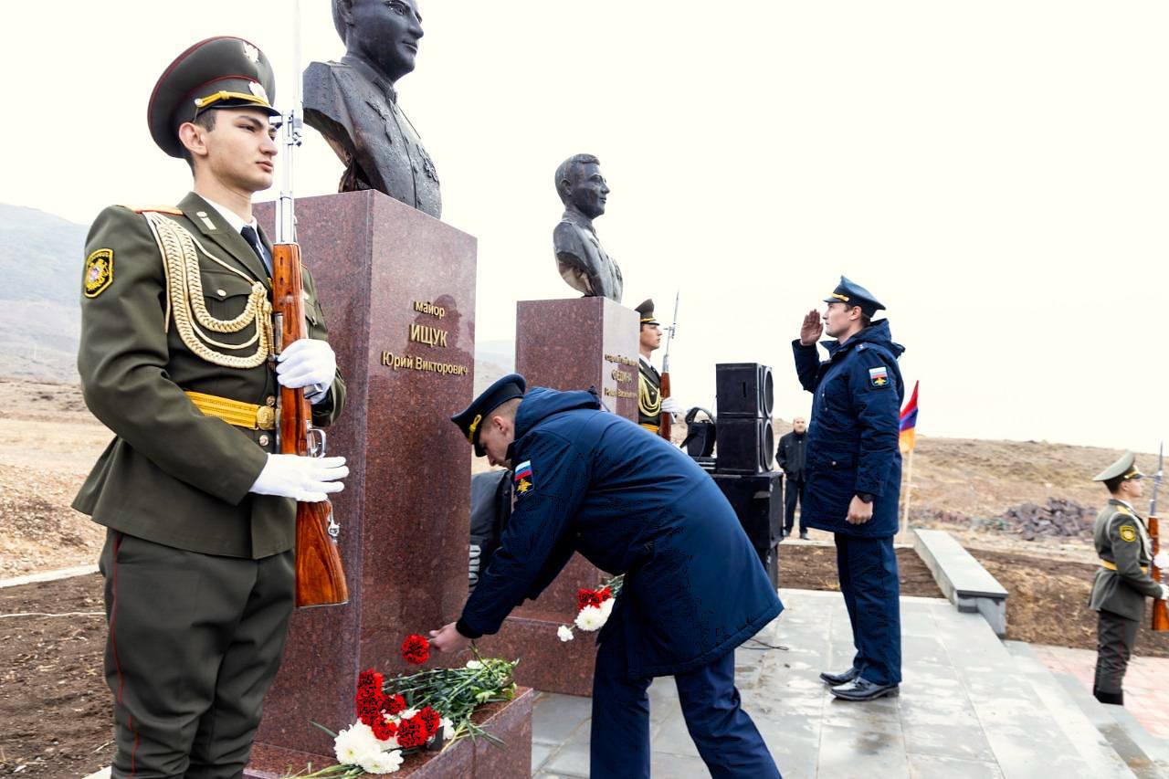 Аббас Джума: В пятую годовщину памяти на мемориальном комплексе «Холм Памяти» в армянском селе Ерасх представители гуманитарного фонда «МИР» и российские военнослужащие почтили память, возложили венки и цветы к бюстам майора... Аббас Джума: В пятую годовщину памяти на мемориальном комплексе «Холм Памяти» в армянском селе Ерасх представители гуманитарного фонда «МИР» и российские военнослужащие почтили память, возложили венки и цветы к бюстам майора...