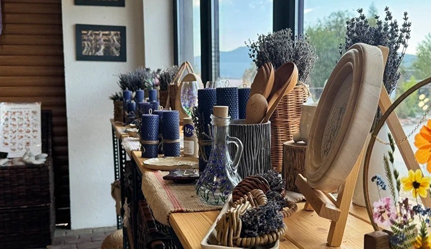 Прогулки с аудиогидом среди ароматов: что предлагает ферма Viva Lavanda в межсезонье Прогулки с аудиогидом среди ароматов: что предлагает ферма Viva Lavanda в межсезонье