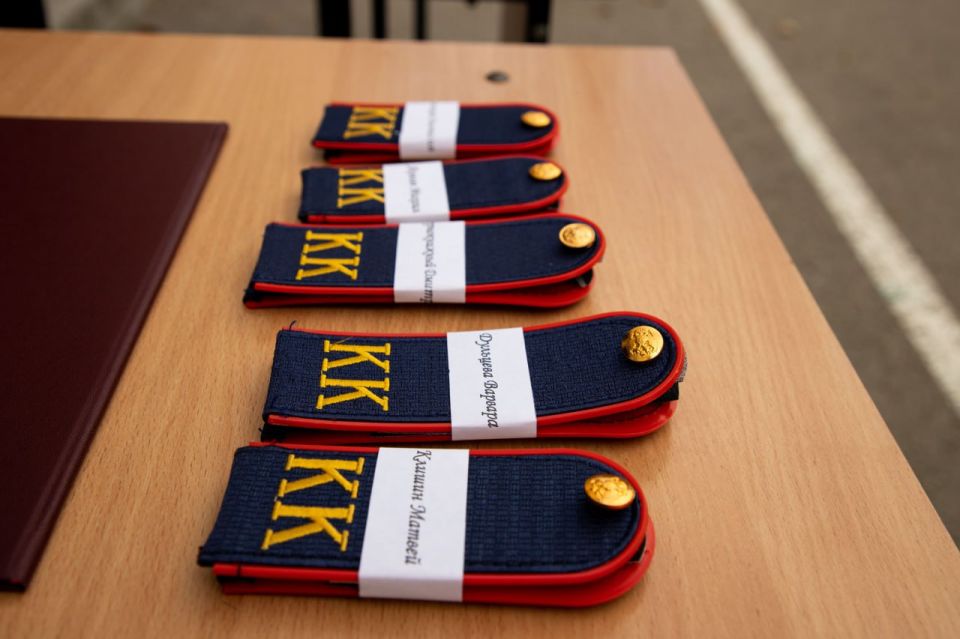 Заместитель начальника Управления МВД России по г. Севастополю полковник полиции Жанна Данилина приняла участие в церемонии вручения первых паспортов и приведении к Клятве и Обещанию кадет органов внутренних дел Заместитель начальника Управления МВД России по г. Севастополю полковник полиции Жанна Данилина приняла участие в церемонии вручения первых паспортов и приведении к Клятве и Обещанию кадет органов внутренних дел