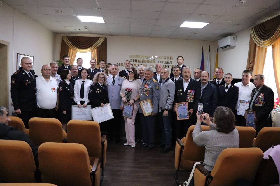 Торжественные мероприятия в честь Дня сотрудника органов внутренних дел Российской Федерации прошли во всех линейных подразделениях Управления на транспорте МВД России по Южному федеральному округу Торжественные мероприятия в честь Дня сотрудника органов внутренних дел Российской Федерации прошли во всех линейных подразделениях Управления на транспорте МВД России по Южному федеральному округу