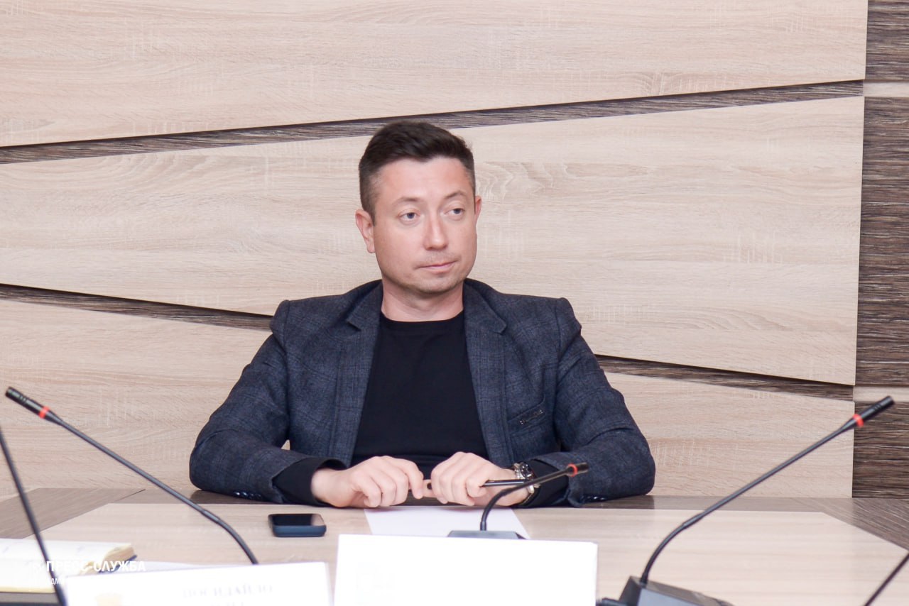 В Евпатории прошло еженедельное совещание с руководителями ресурсоснабжающих и коммунальных предприятий, на котором обсуждались актуальные вопросы жизнедеятельности города