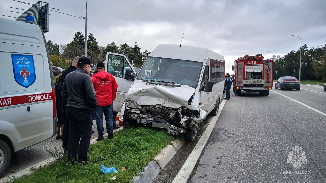 Авария с рейсовым автобусом: пострадали две женщины и 12-летняя девочка