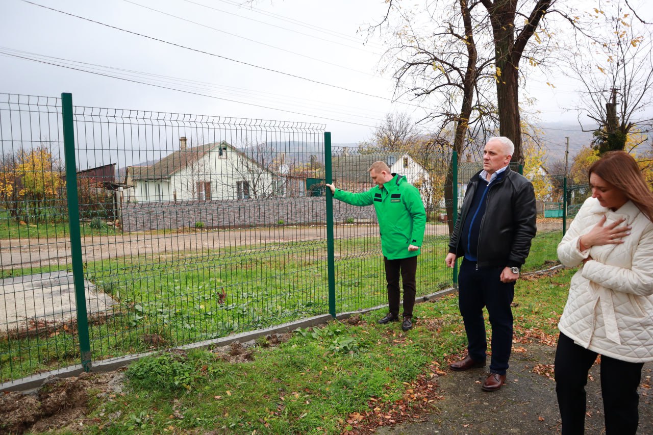 Дмитрий Чумаков: Сегодня объехал несколько образовательных учреждений Белогорского района — Головановскую основную школу и детский сад «Журавушка» в селе Вишенное, где проверил качество выполненных работ по установке нового...