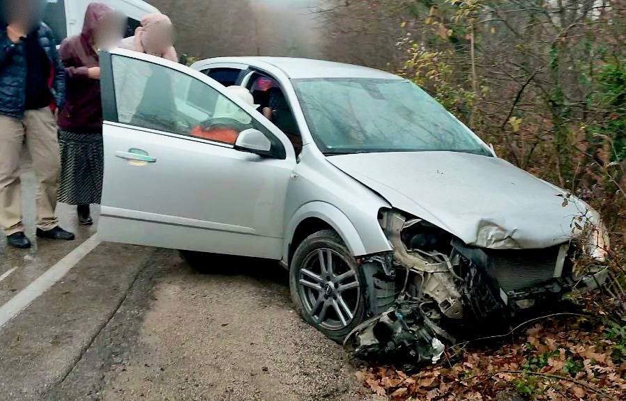 Под Судаком иномарка влетела в дерево: водителя зажало в салоне