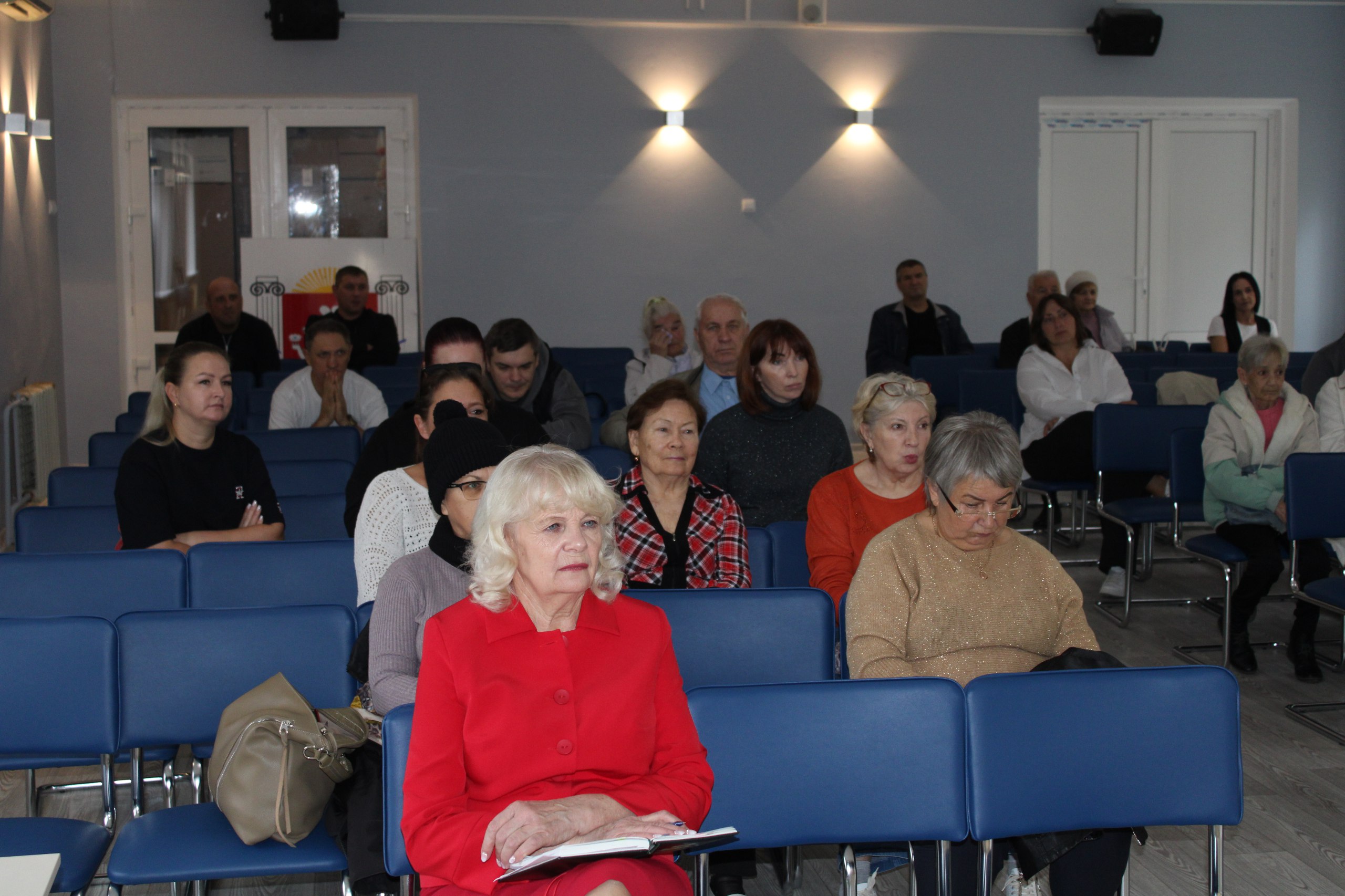 Сегодня в зале заседаний Администрации района Глава Администрации Игорь Крутьков совместно с первым заместителем главы администрации Александром Саенко, мэром поселка Ленино Олегом Касьяновым и начальником управления ЖКХ... Сегодня в зале заседаний Администрации района Глава Администрации Игорь Крутьков совместно с первым заместителем главы администрации Александром Саенко, мэром поселка Ленино Олегом Касьяновым и начальником управления ЖКХ...