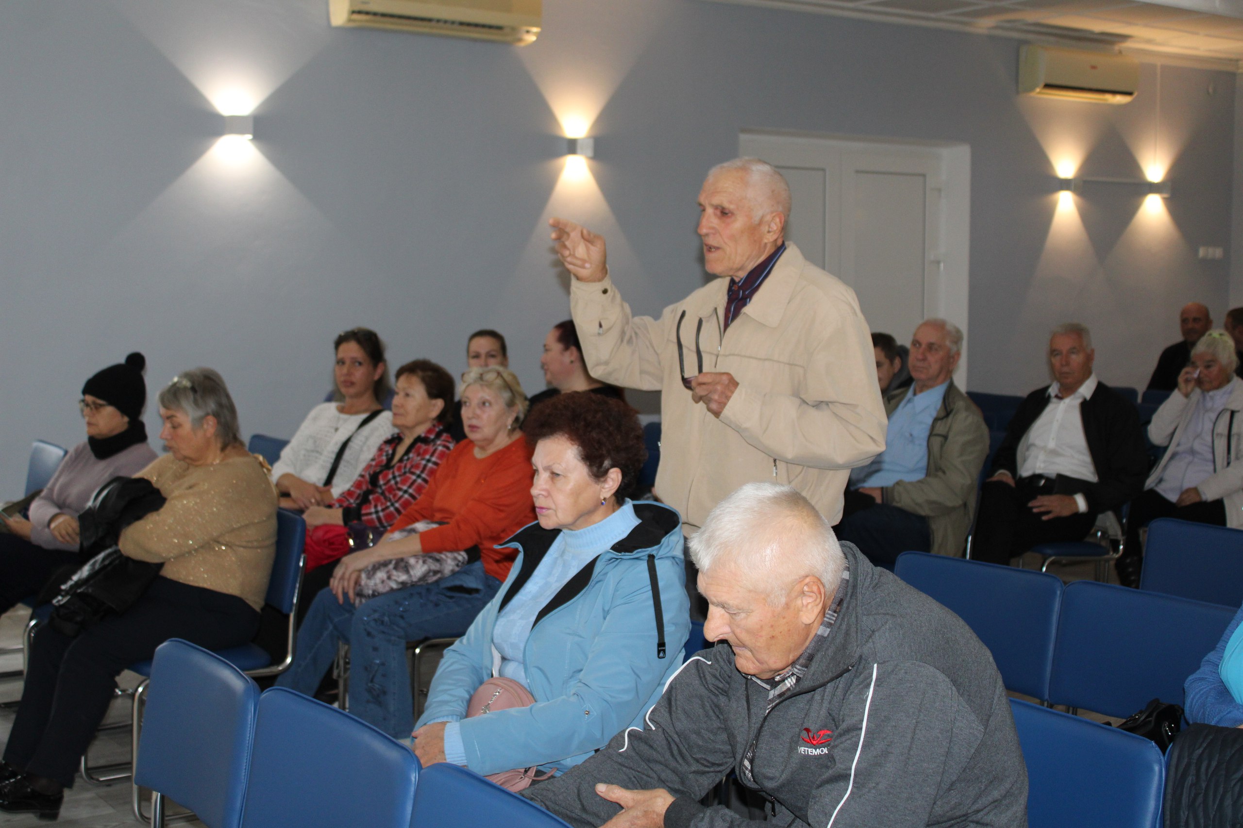 Сегодня в зале заседаний Администрации района Глава Администрации Игорь Крутьков совместно с первым заместителем главы администрации Александром Саенко, мэром поселка Ленино Олегом Касьяновым и начальником управления ЖКХ... Сегодня в зале заседаний Администрации района Глава Администрации Игорь Крутьков совместно с первым заместителем главы администрации Александром Саенко, мэром поселка Ленино Олегом Касьяновым и начальником управления ЖКХ...