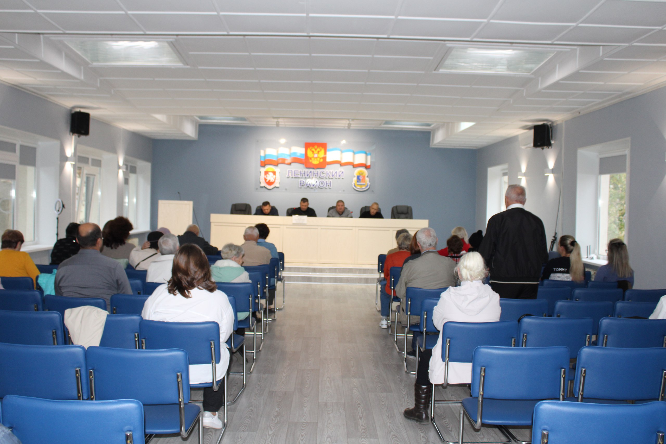 Сегодня в зале заседаний Администрации района Глава Администрации Игорь Крутьков совместно с первым заместителем главы администрации Александром Саенко, мэром поселка Ленино Олегом Касьяновым и начальником управления ЖКХ... Сегодня в зале заседаний Администрации района Глава Администрации Игорь Крутьков совместно с первым заместителем главы администрации Александром Саенко, мэром поселка Ленино Олегом Касьяновым и начальником управления ЖКХ...