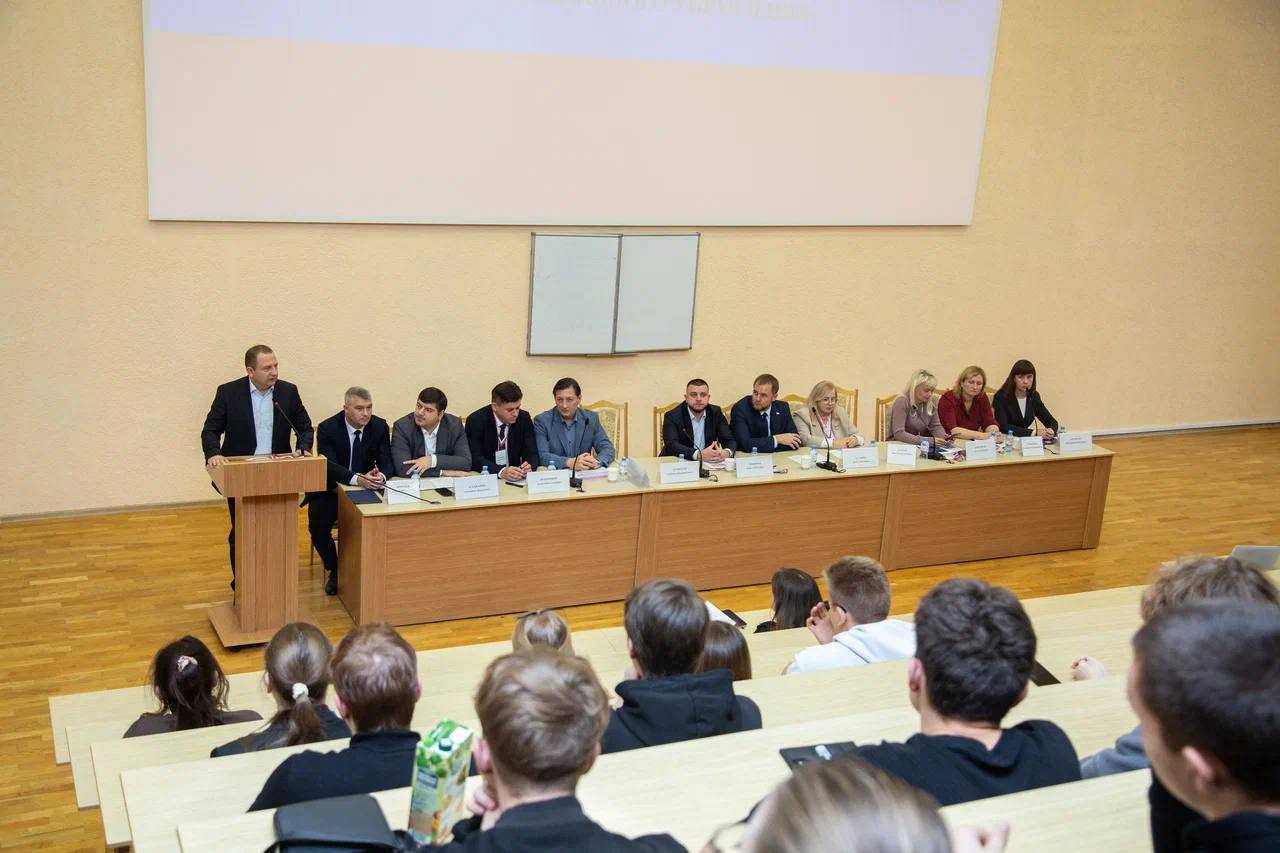 Кирилл Чебышев: Сегодня принял участие во II Международной научно-практической конференции «Перспективные направления развития государственного и муниципального управления», которая прошла в Институте экономики и управления... Кирилл Чебышев: Сегодня принял участие во II Международной научно-практической конференции «Перспективные направления развития государственного и муниципального управления», которая прошла в Институте экономики и управления...