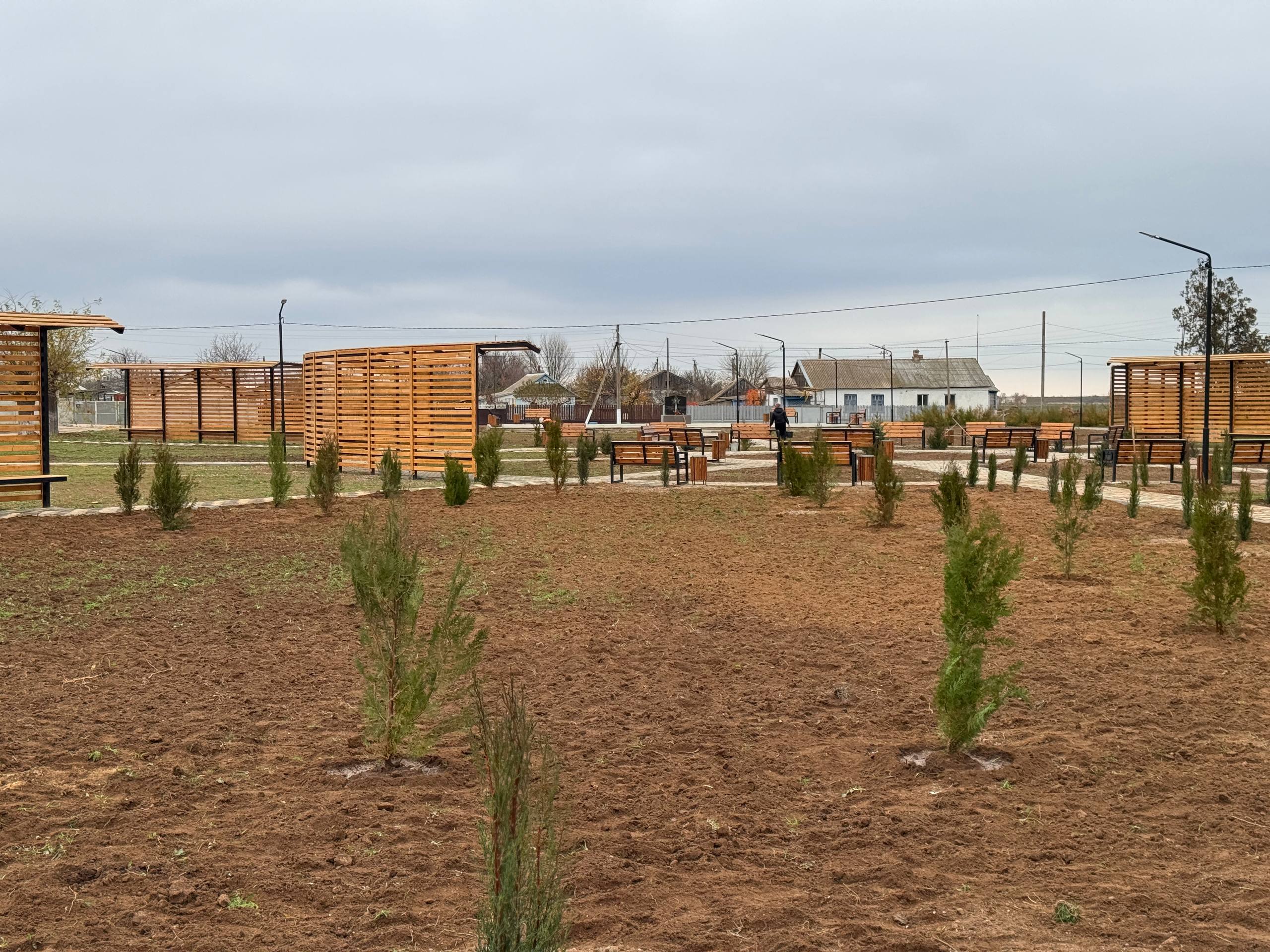 В селе Луганское высадили 160 саженцев деревьев в новом парке В селе Луганское высадили 160 саженцев деревьев в новом парке