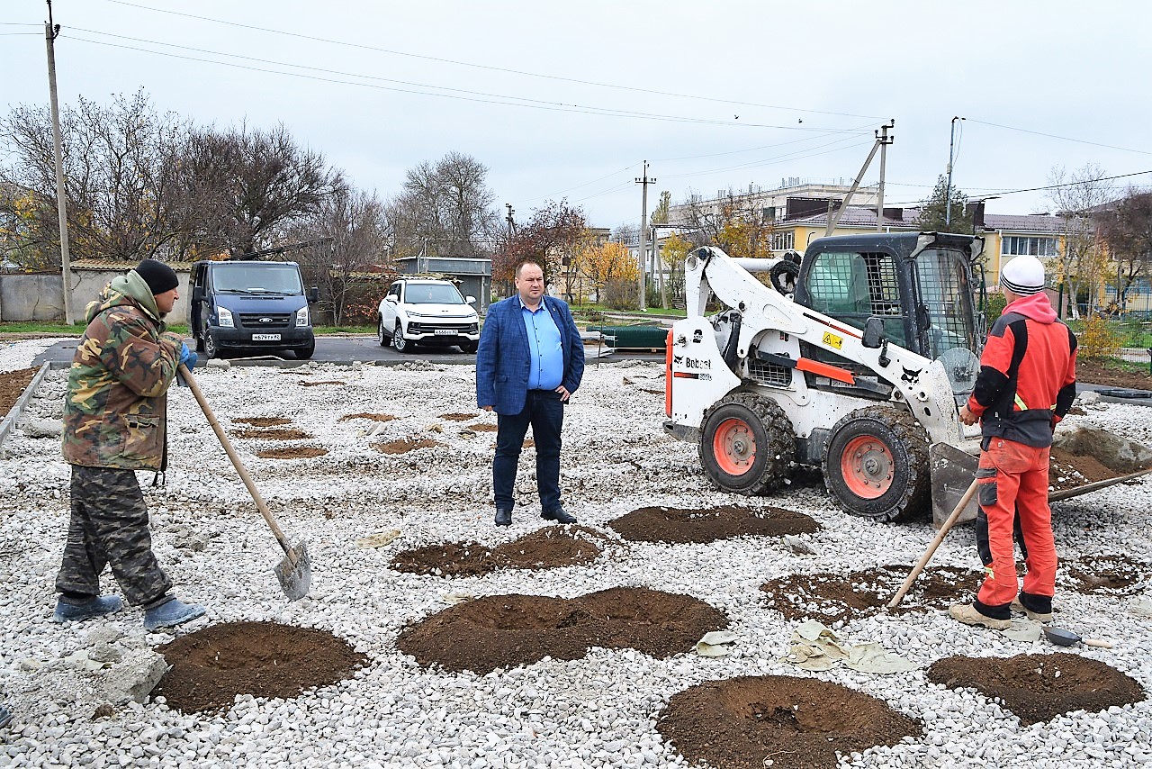Александр Соколовский проверил ход строительства спортивной и многофункциональной площадок в пгт Первомайское Александр Соколовский проверил ход строительства спортивной и многофункциональной площадок в пгт Первомайское