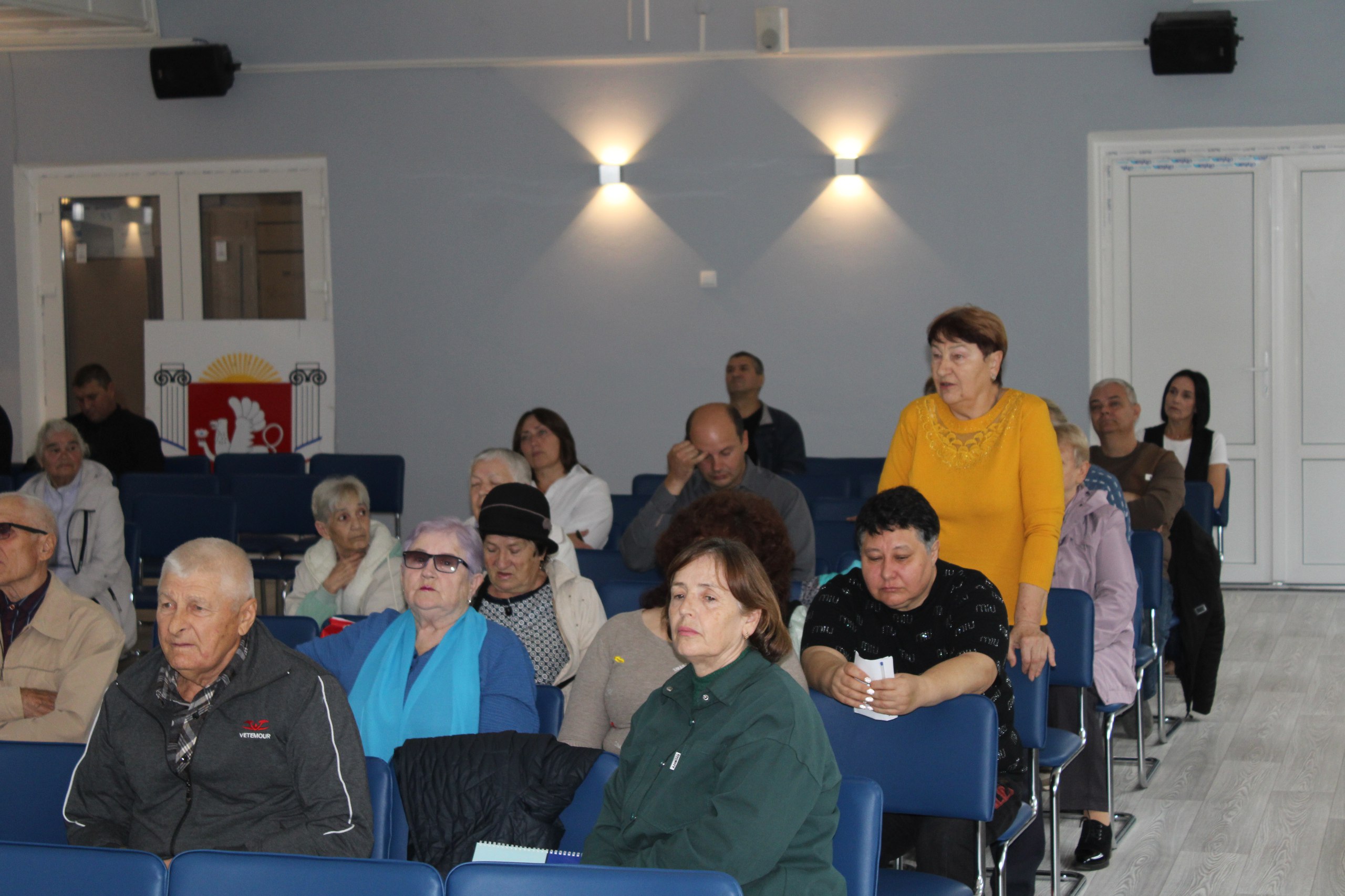 Сегодня в зале заседаний Администрации района Глава Администрации Игорь Крутьков совместно с первым заместителем главы администрации Александром Саенко, мэром поселка Ленино Олегом Касьяновым и начальником управления ЖКХ... Сегодня в зале заседаний Администрации района Глава Администрации Игорь Крутьков совместно с первым заместителем главы администрации Александром Саенко, мэром поселка Ленино Олегом Касьяновым и начальником управления ЖКХ...