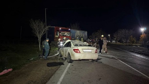 В Нижнегорском районе Mercedes врезался в грузовик: погиб младенец