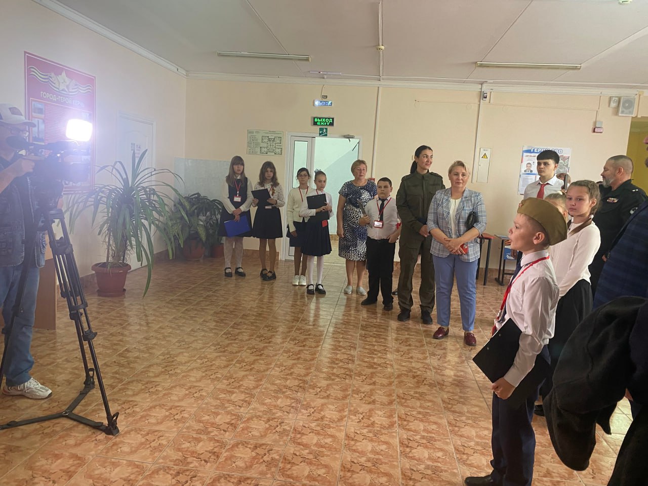 12 ноября в МБОУ «СОШ №43» состоялось важное и трогательное событие — торжественное открытие «Парты Героя» 12 ноября в МБОУ «СОШ №43» состоялось важное и трогательное событие — торжественное открытие «Парты Героя»