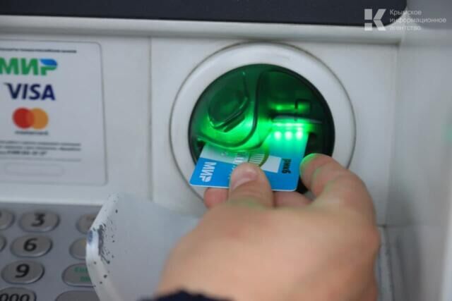 ВТБ выяснил, сколько свободных денег россияне хранят на карте