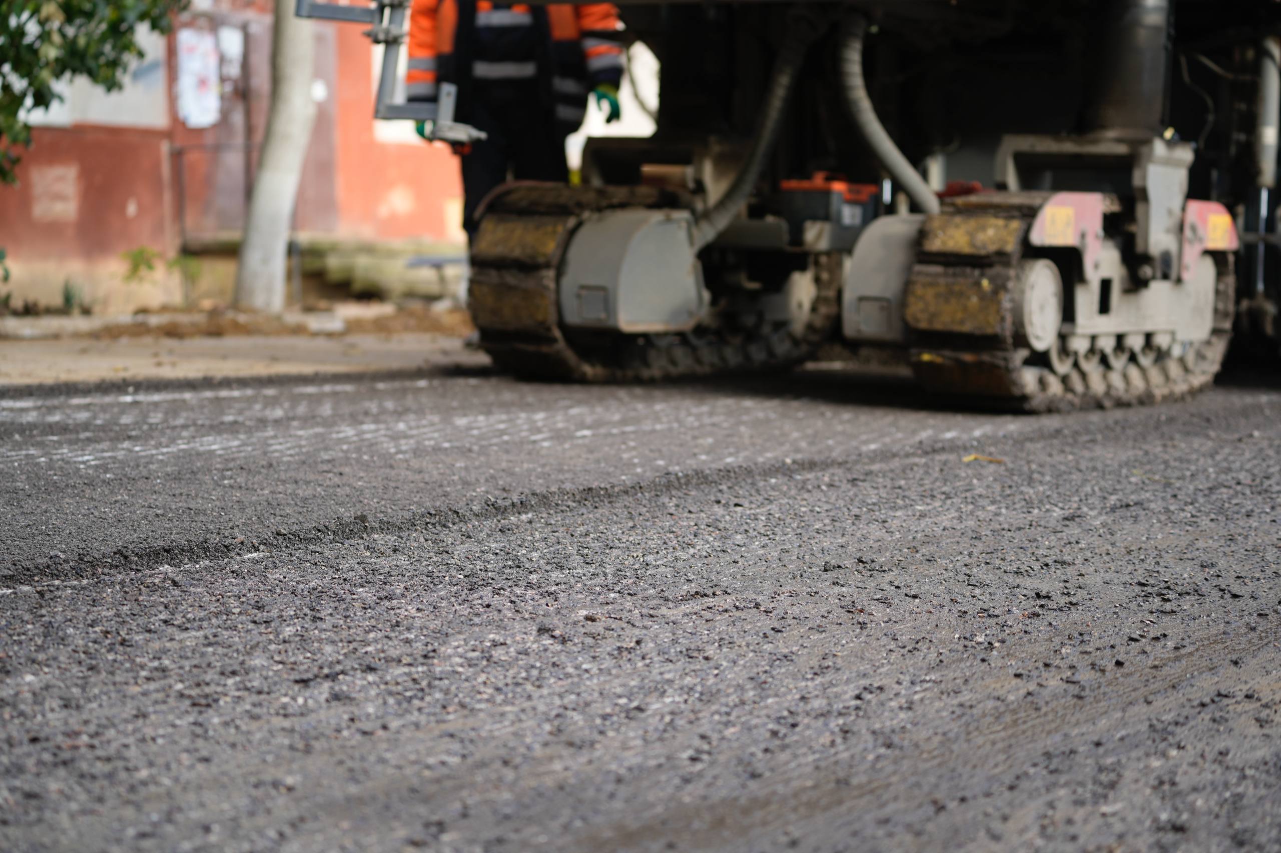 Во дворах по Индустриальному шоссе снимают старый асфальт Во дворах по Индустриальному шоссе снимают старый асфальт