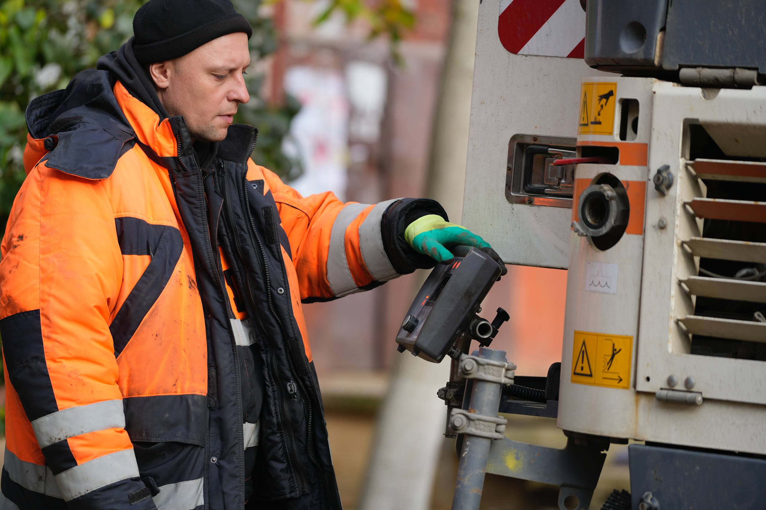 Во дворах по Индустриальному шоссе снимают старый асфальт Во дворах по Индустриальному шоссе снимают старый асфальт